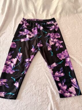 lily by firmiana Purple Floral Black Capris L/XL